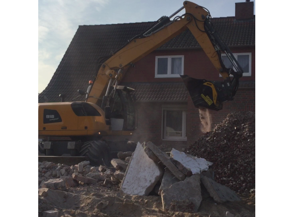 Cupa de concasare constructii MB Crusher MB-L200 S2 -- incarcator frontal 7 -11 t. de vanzare